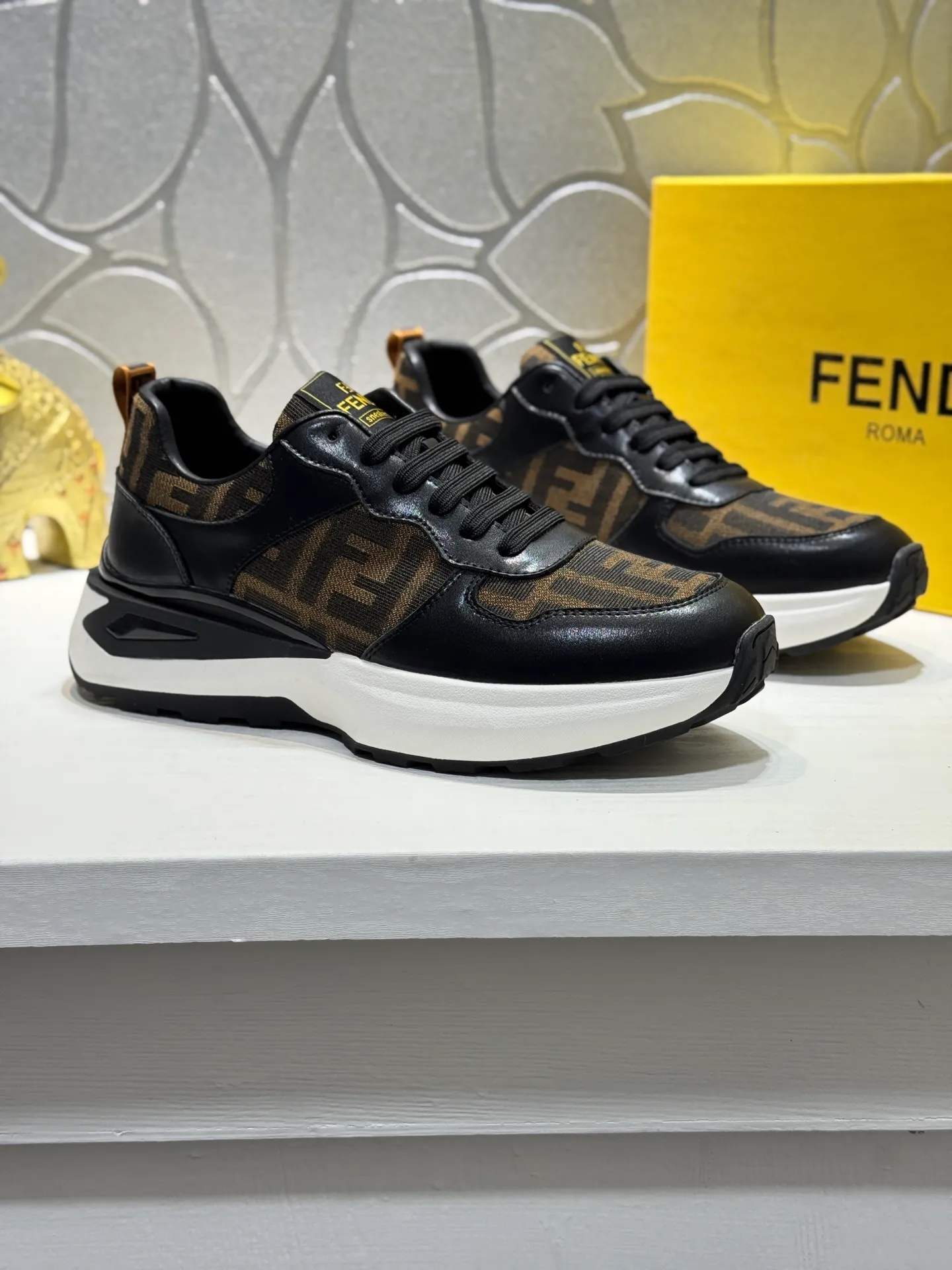 Men's shoes 💰440 [New style] 🐛🐛FENDI* Fendi! Purchasing agent level🔥hot style, the upper is made of cowhide➕canvas, and the lightweight non-slip outsole. Top quality in the market, personally performed by many celebrities, fashionable and popular, versatile and popular, simple yet tasteful, a must-have for fashionistas, exuding a fashionable and casual atmosphere, fashion is at your feet, wear it with confidence. Size: 38-44 (45 customized